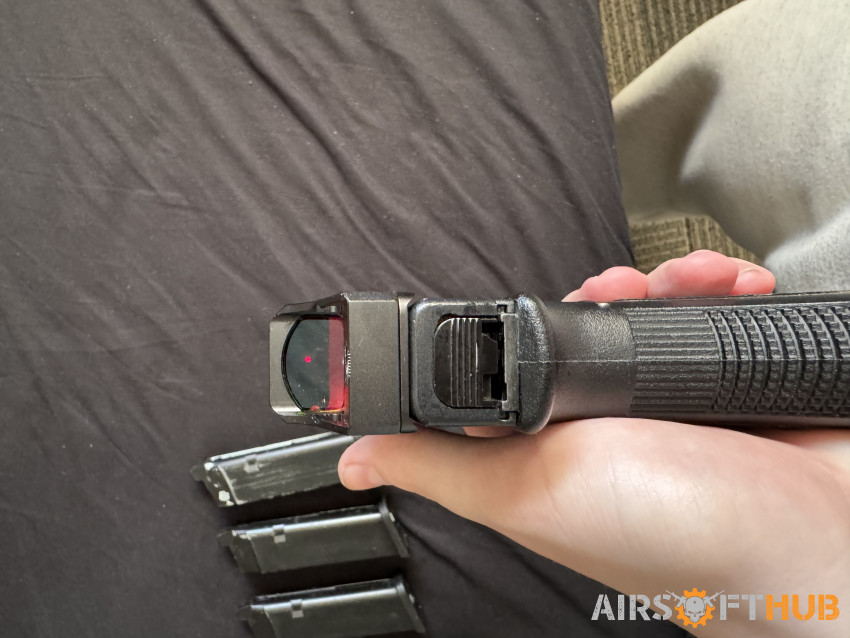 WE Glock 17 and 4 mags - Used airsoft equipment