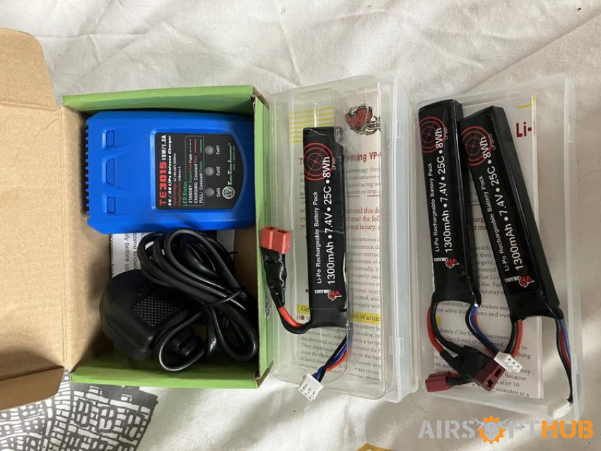 Li-Po batteries & charger - Used airsoft equipment