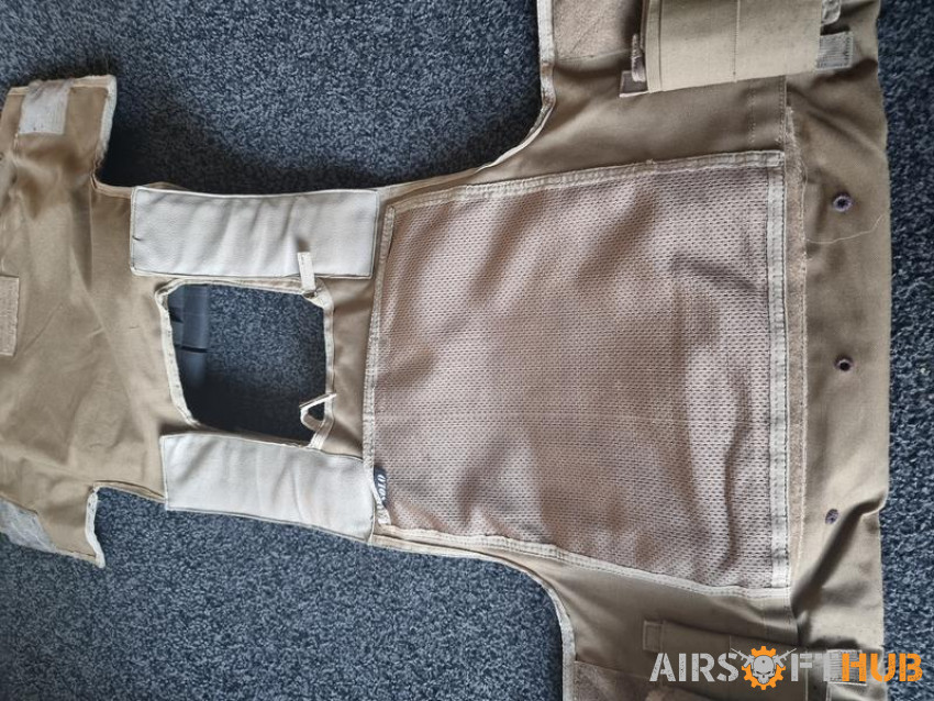 stand vest large capacities. - Used airsoft equipment