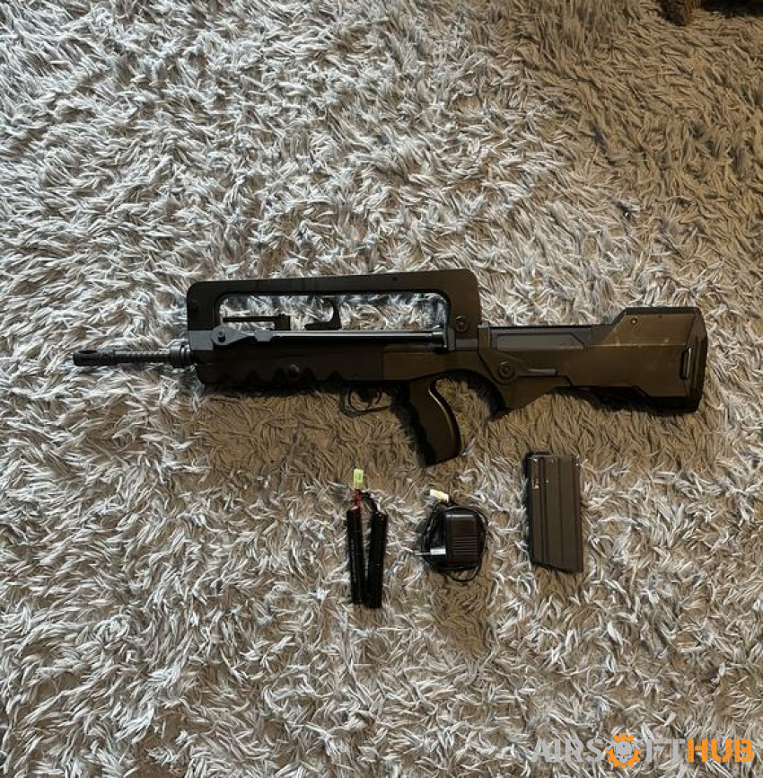 F1 Famas (see description) - Used airsoft equipment