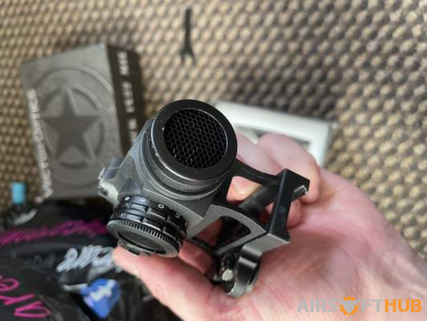 Vector optics maverick red dot - Used airsoft equipment