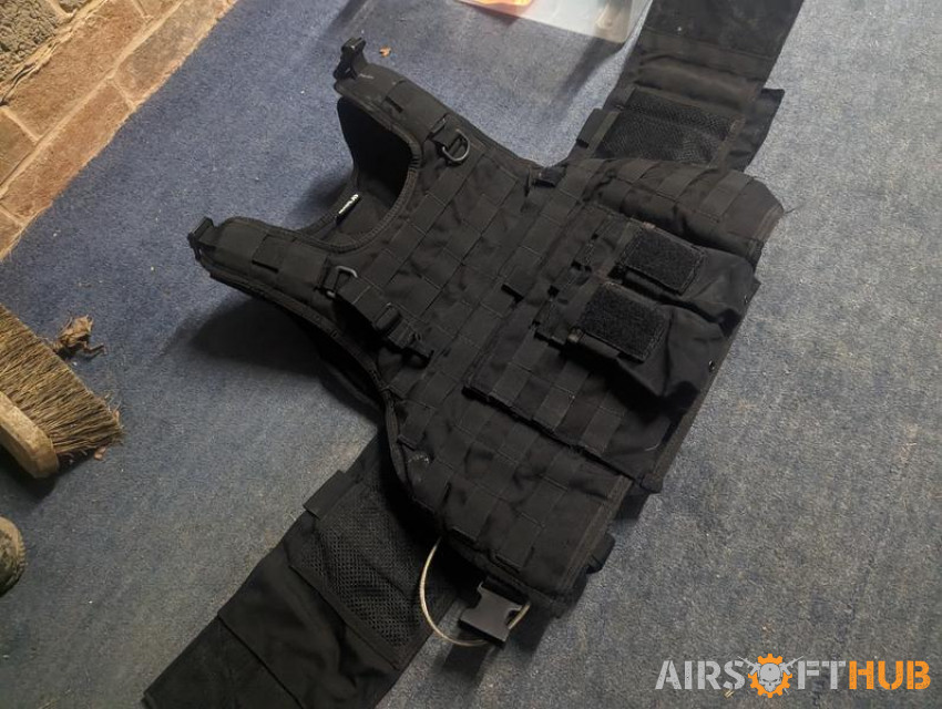 tactical vest and pouches - Used airsoft equipment