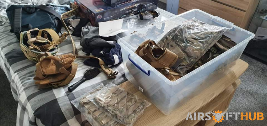Joblot of Guns and Clothing - Used airsoft equipment