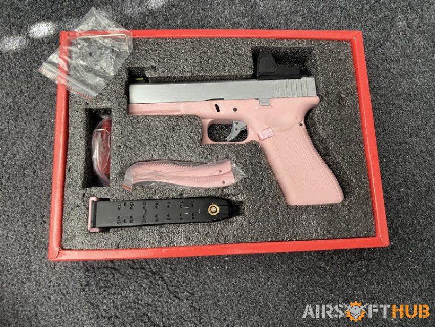 Glock 17 Pink with Red Dot - Used airsoft equipment