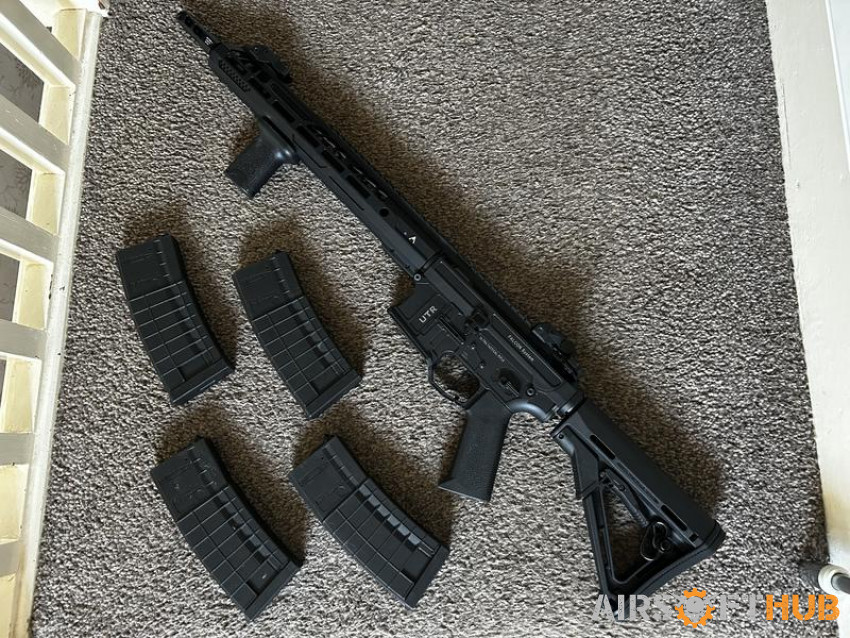 DOUBLE EAGLE UTR556 + MAGS - Used airsoft equipment