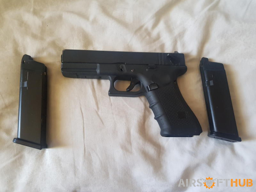 Glock with extra mag - Used airsoft equipment