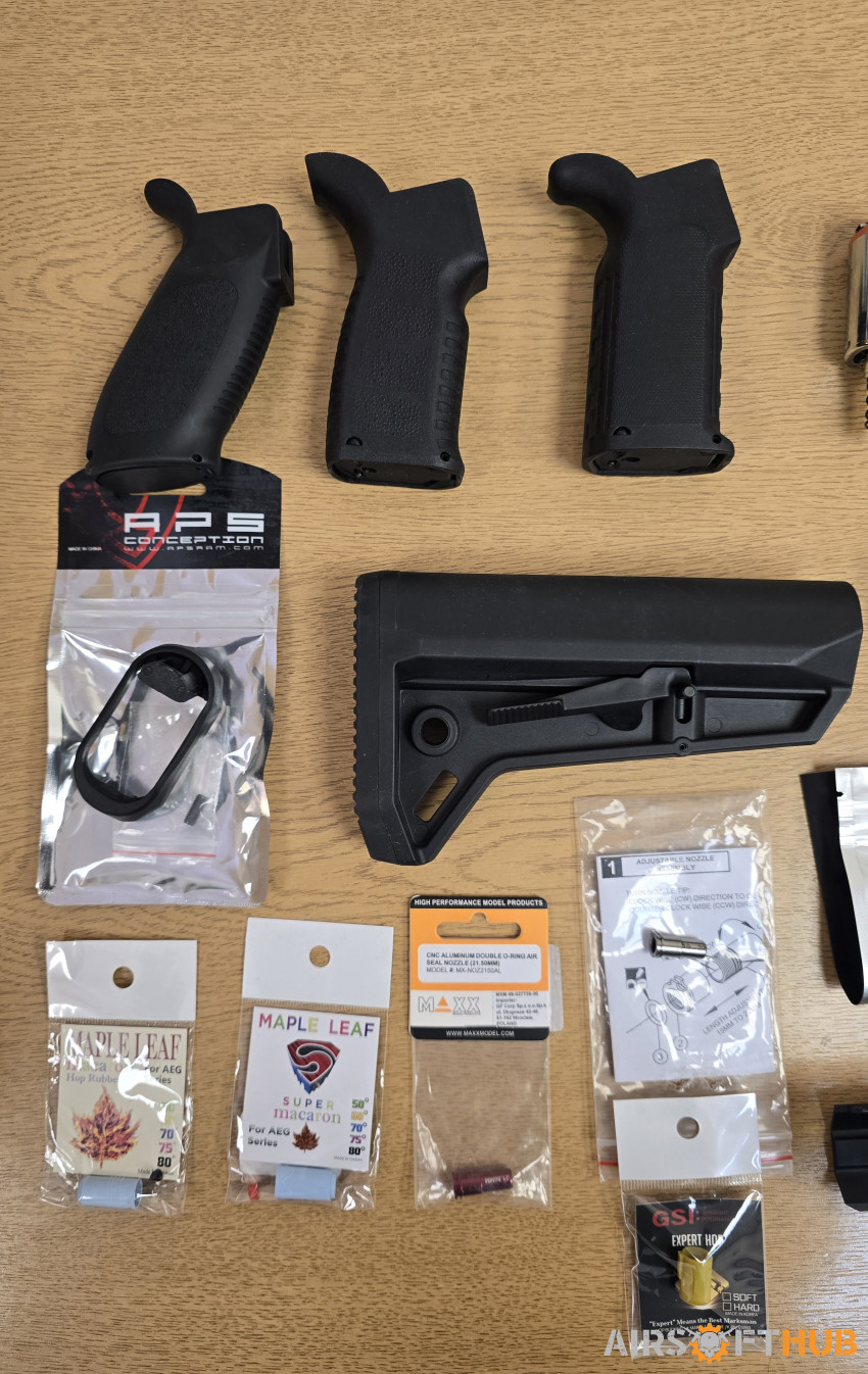 Assortment of parts and gear - Used airsoft equipment