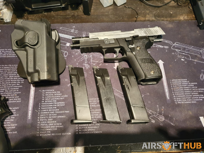 WE p226 with holster and 3 gas - Used airsoft equipment