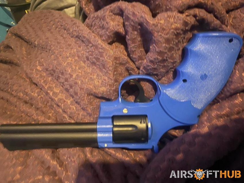 5 Bbguns and 3 Airsoft guns - Used airsoft equipment