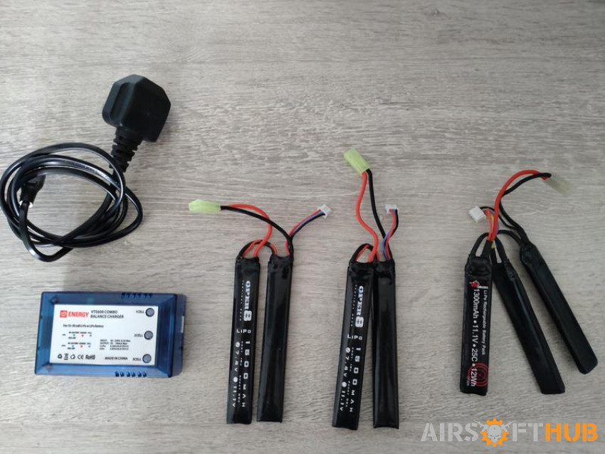 Lipo batteries + Charger - Used airsoft equipment