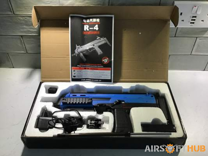 Well R-4 Airsoft Gun +extras - Used airsoft equipment