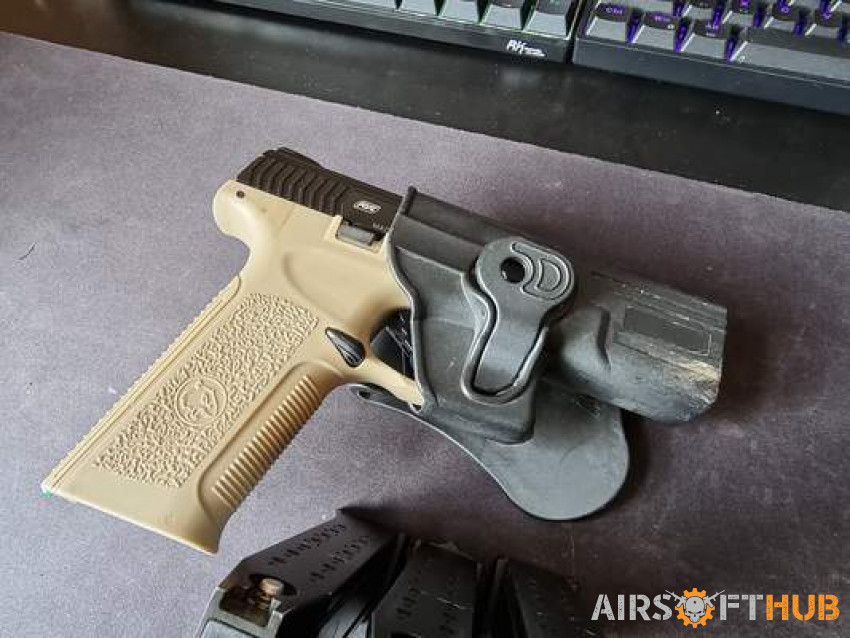 ICS BLE Pistol w/ Torch, Holst - Used airsoft equipment