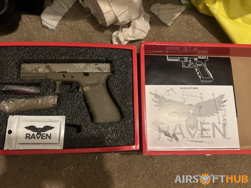 Raven eu17 and hard case - Used airsoft equipment