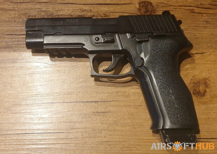 Tokyo Marui SIG Sauer P226 - Used airsoft equipment