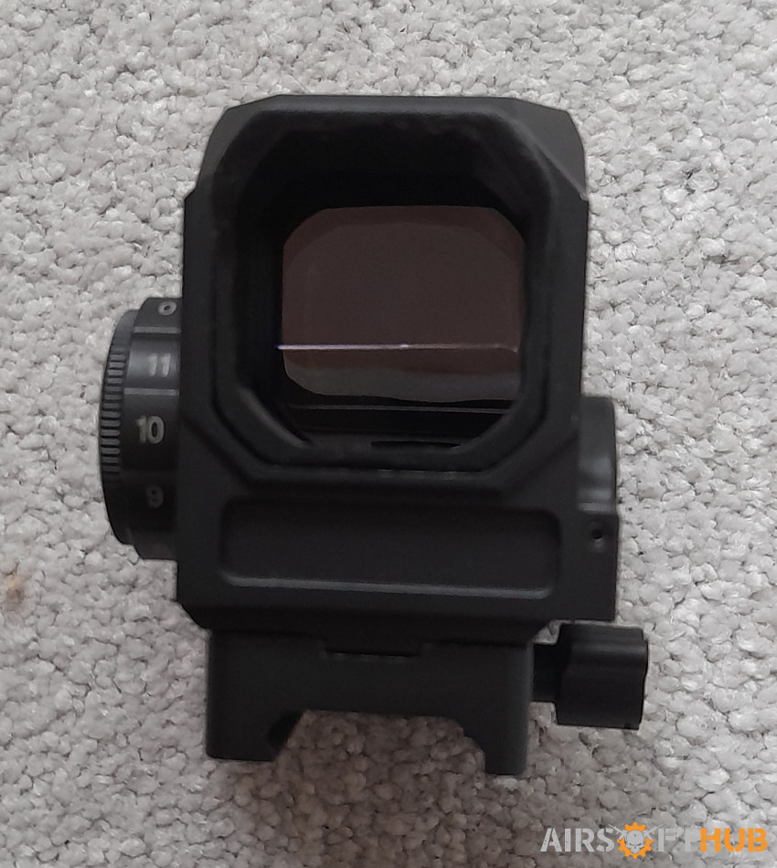 TACTICAL RED DOT SIGHT - Used airsoft equipment