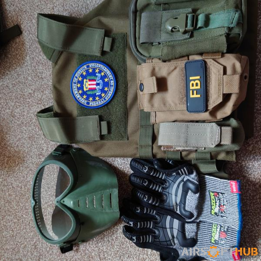 Tactical Vest, Mask and gloves - Used airsoft equipment