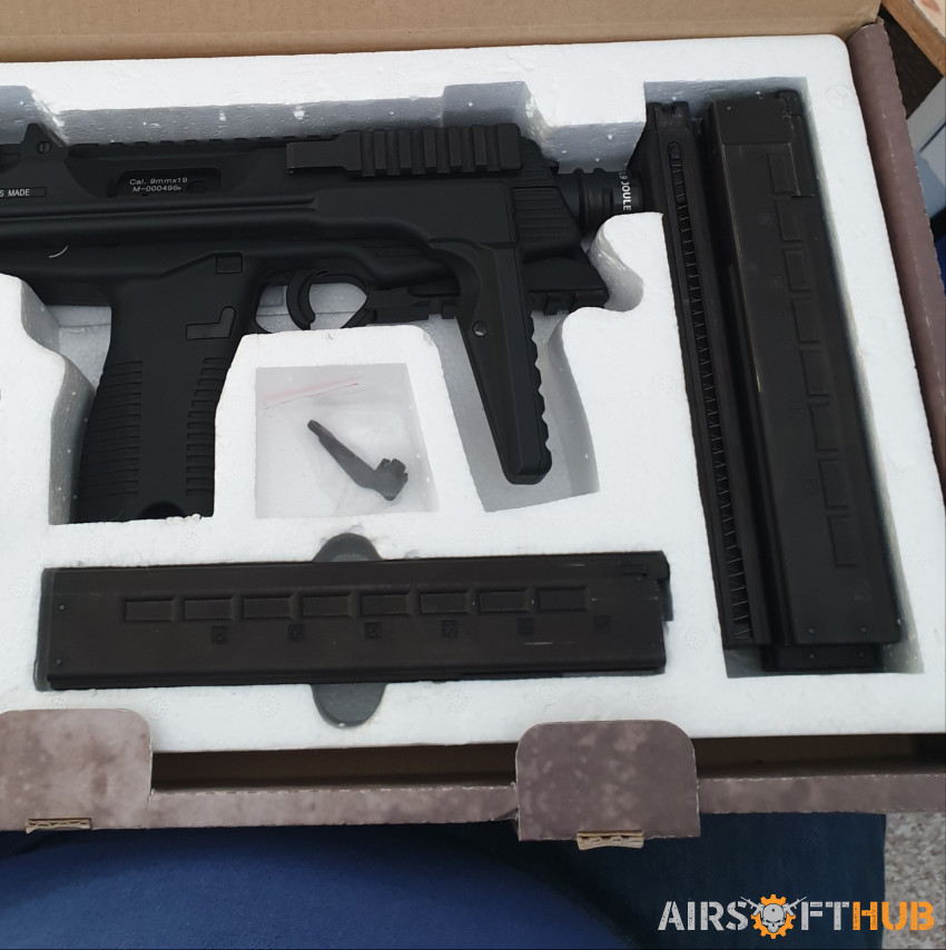 Mp9 GBB plus 4 mags - Used airsoft equipment