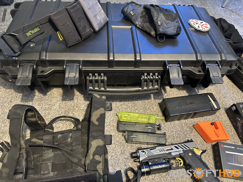 Hi capa airsoft bundle - Used airsoft equipment