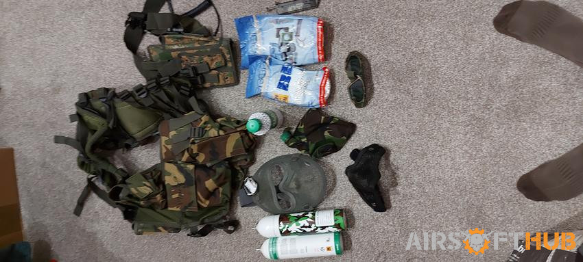 6 Airsoft Guns and equipment - Used airsoft equipment