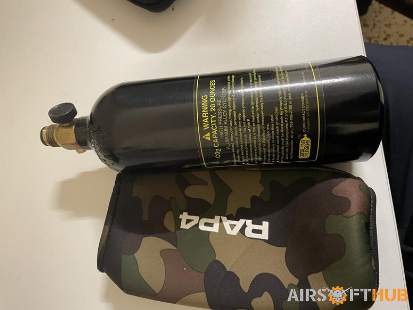 CO2 bottle plus sleeve - Used airsoft equipment