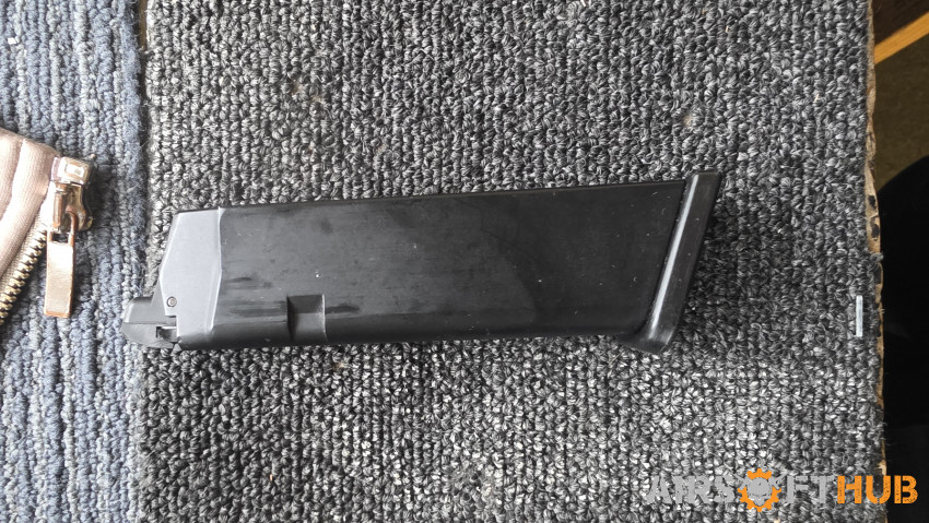 Blue duel tone glock with mag - Used airsoft equipment