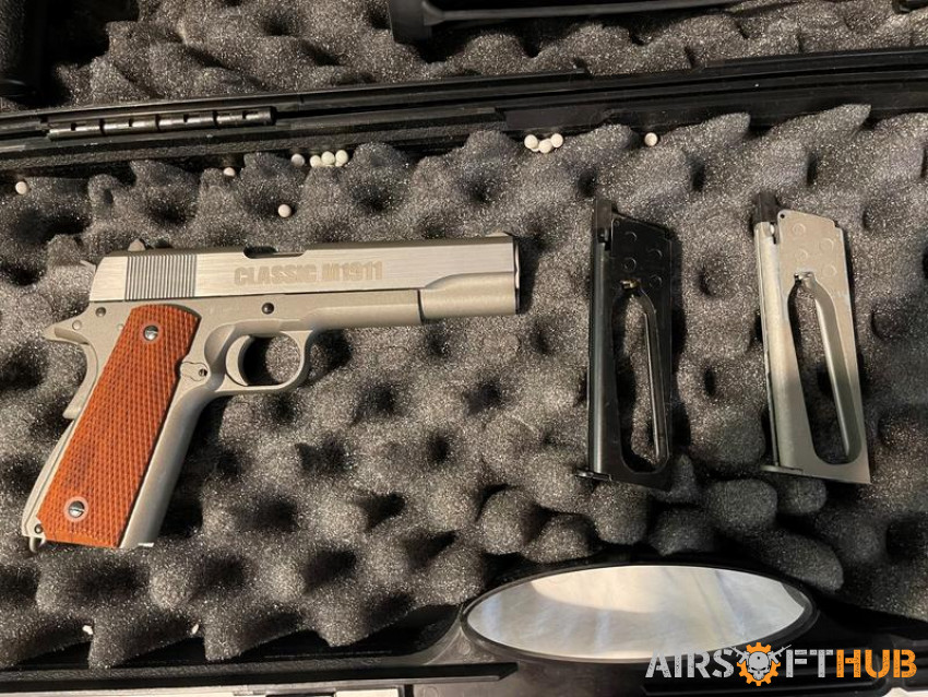 Classic m1911 pistol with co2 - Used airsoft equipment