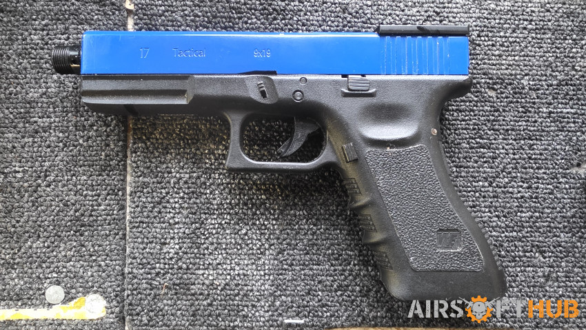 Blue duel tone glock with mag - Used airsoft equipment