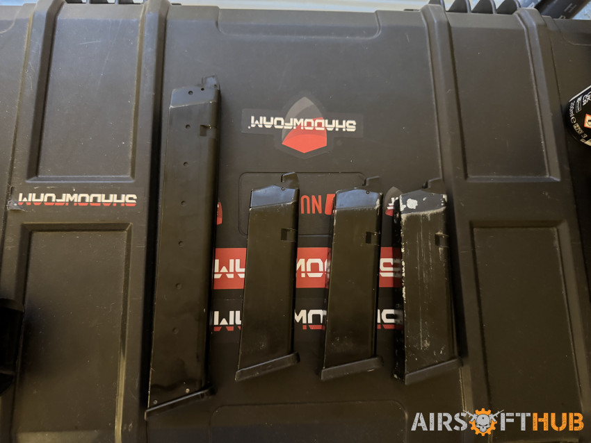 WE Glock 17 and 4 mags - Used airsoft equipment