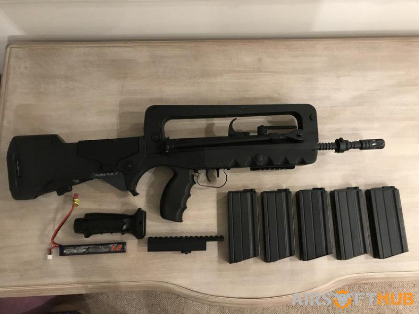 Cybergun Famas - 5 Mags - Used airsoft equipment
