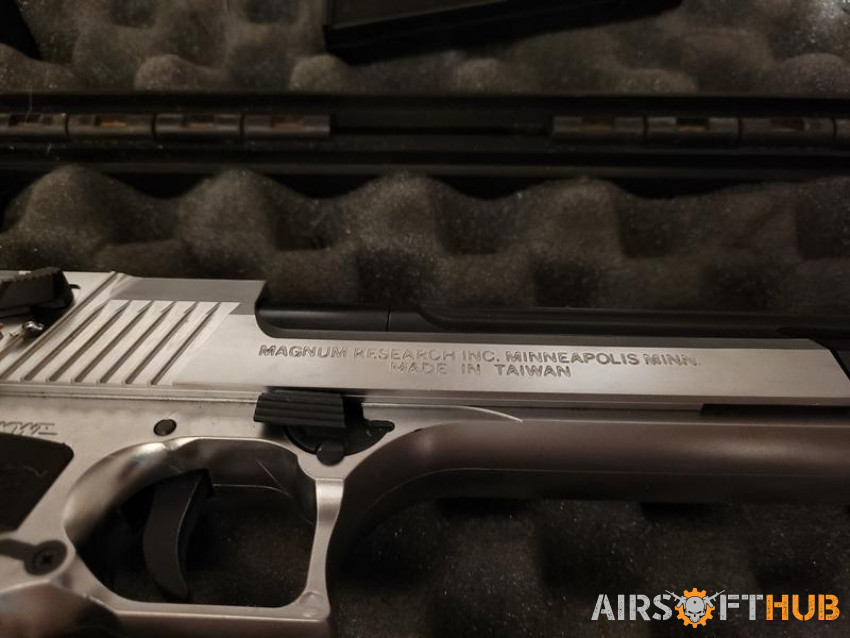 Desert Eagle and case - Used airsoft equipment