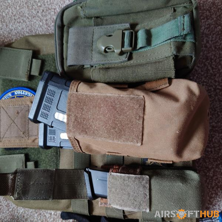 Tactical Vest, Mask and gloves - Used airsoft equipment