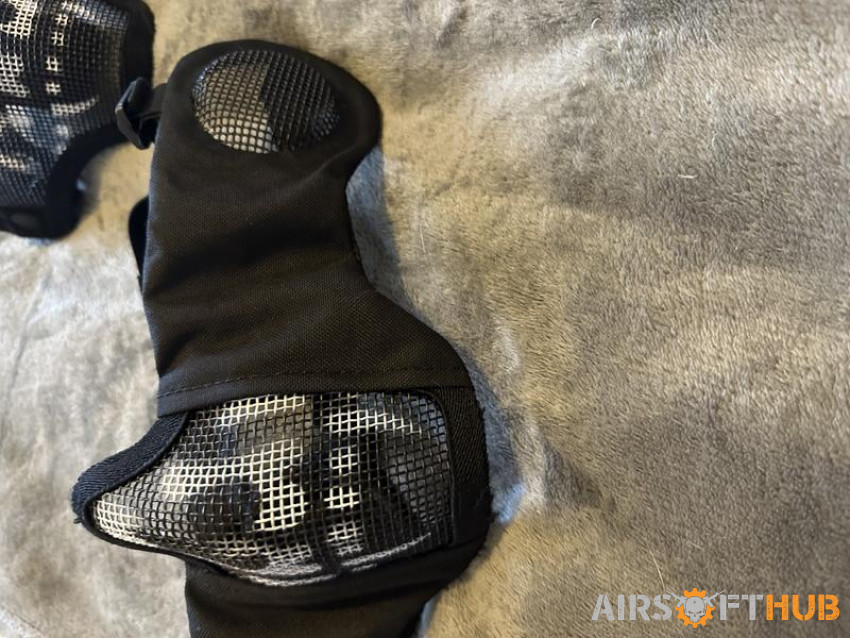 Face protection and gloves - Used airsoft equipment