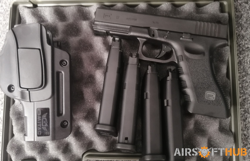 Glock 17 GHK with 3 extra mags - Used airsoft equipment