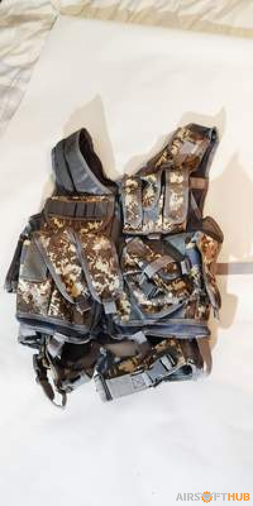 Various clothing/vests - Used airsoft equipment