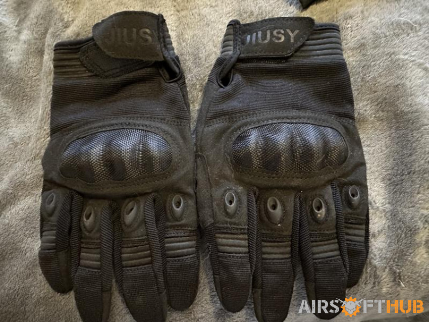 Face protection and gloves - Used airsoft equipment