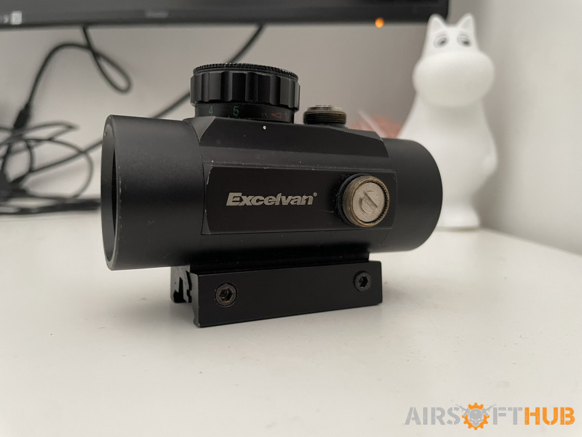 1x Red Dot Optic / Scope - Used airsoft equipment