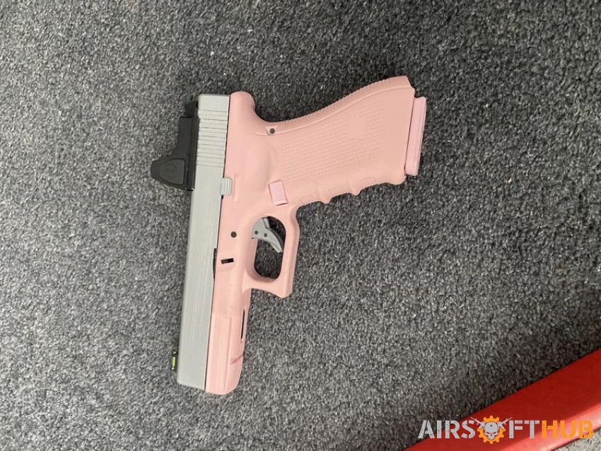 Glock 17 Pink with Red Dot - Used airsoft equipment