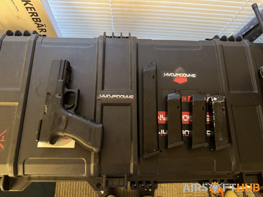 We Glock 17 with 4 mags - Used airsoft equipment