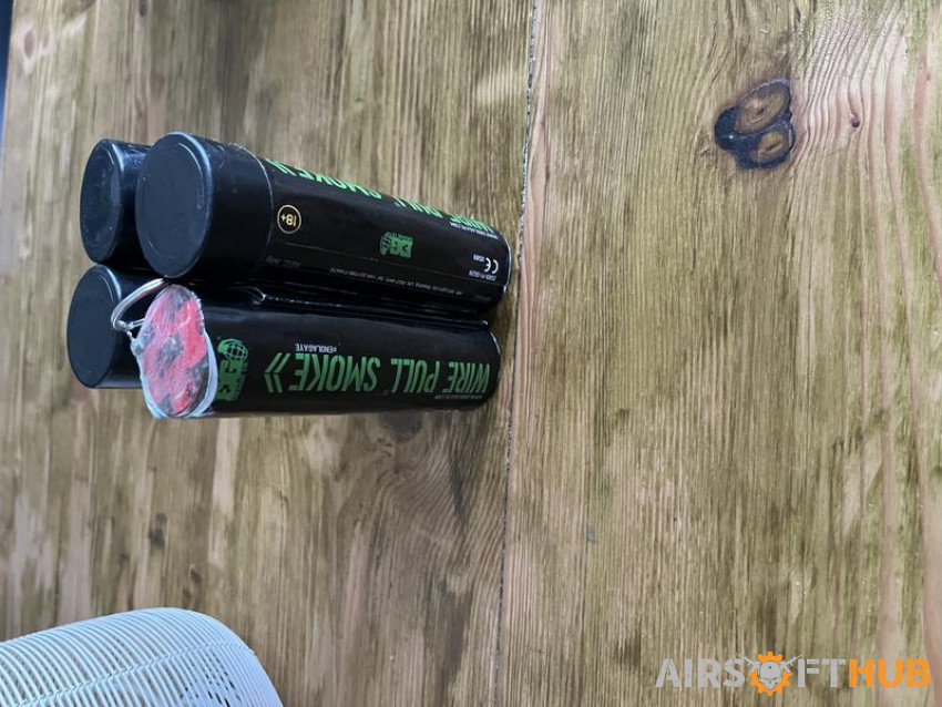 Enolagaye smoke grenades x4 - Used airsoft equipment