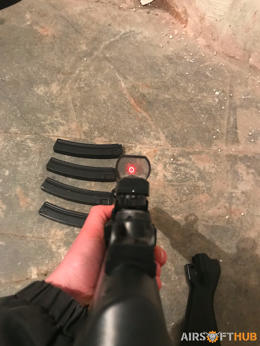 ICS MP5 SD6 4 mags and red dot - Used airsoft equipment