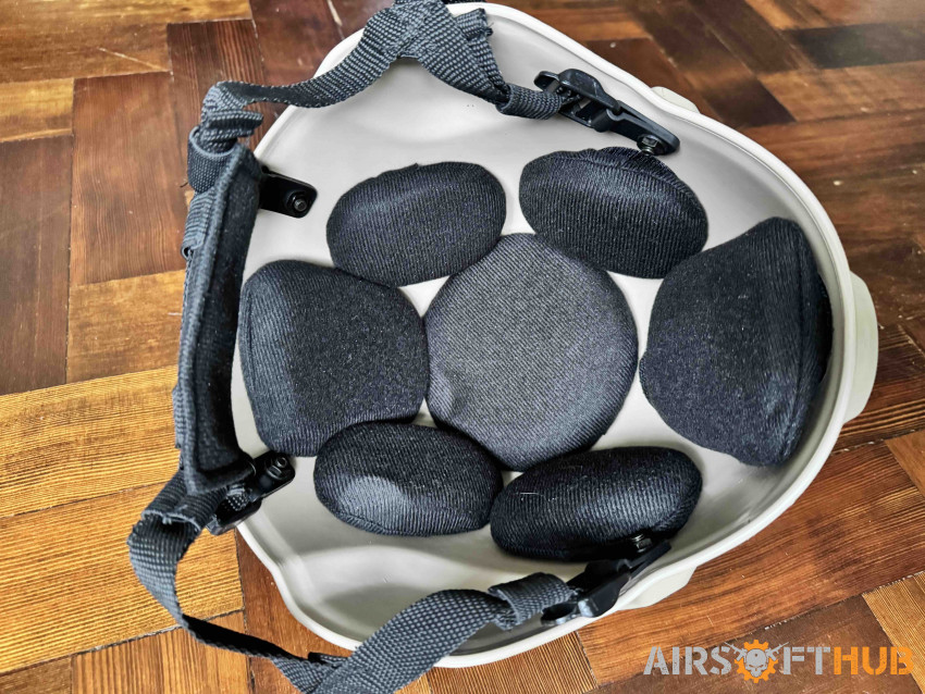 Plastic tactical helmet - Used airsoft equipment