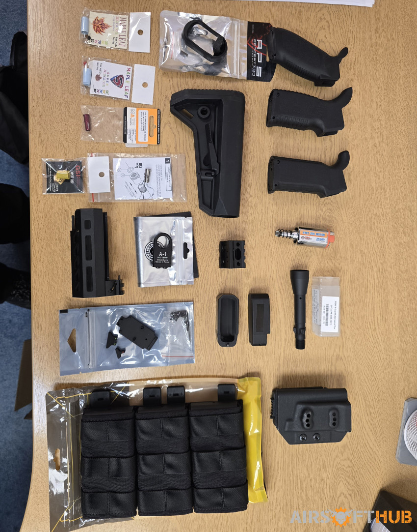 Assortment of parts and gear - Used airsoft equipment
