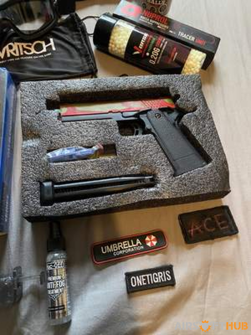 Two Tone Gun and Kit Bundle - Used airsoft equipment