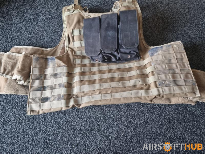 stand vest large capacities. - Used airsoft equipment