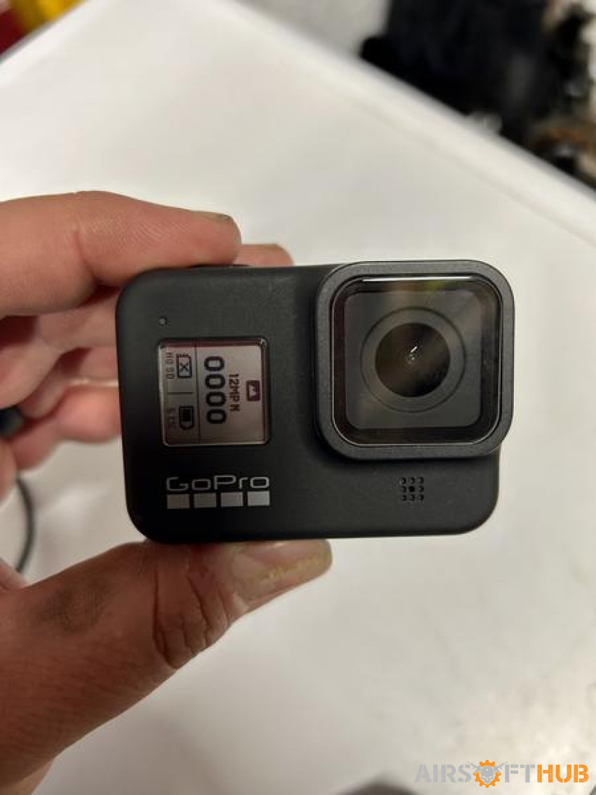 Go pro hero 8 4K & 3 batteries - Used airsoft equipment