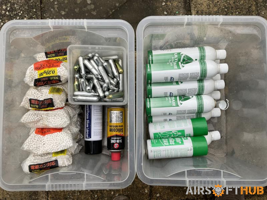 BB bullets and Gas bundle - Used airsoft equipment