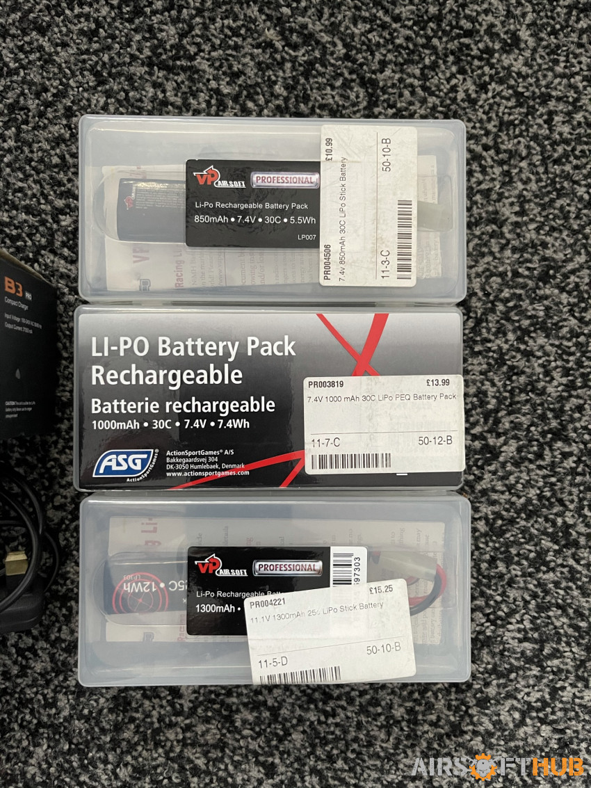 3 batteries and charger - Used airsoft equipment