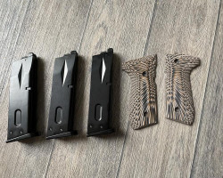 WE M9 mags & grips - Used airsoft equipment