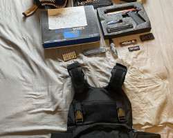 Two Tone Gun and Kit Bundle - Used airsoft equipment