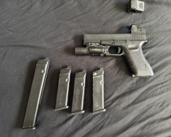 WE Glock 17 and 4 mags - Used airsoft equipment
